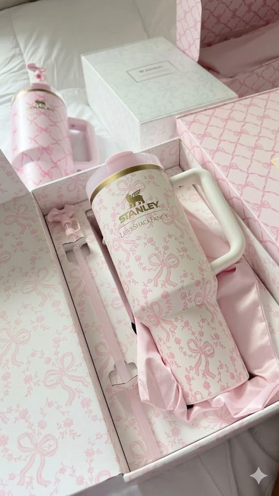 Stanley 1913 x LoveShackFancy Quencher H2.0 Flowstate™ Tumbler | 40 Oz | Coquette Bow Chantilly