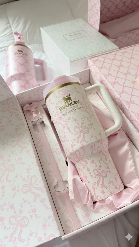 Stanley 1913 x LoveShackFancy Quencher H2.0 Flowstate™ Tumbler | 40 Oz | Coquette Bow Chantilly